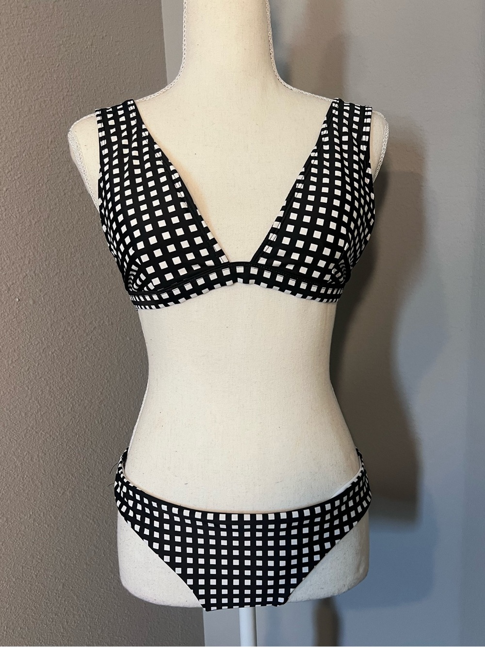 Gianni Bini B&W Bikini - Top M, Bottoms L